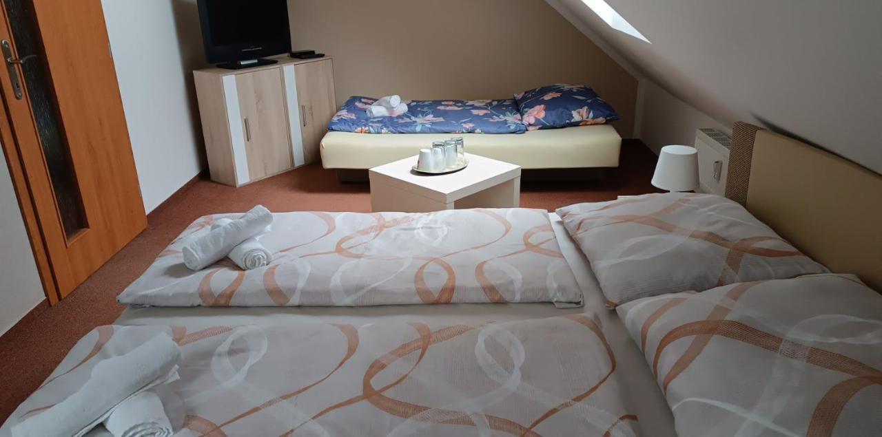 Restaurace a Penzion U Lesa Havířov Esterno foto