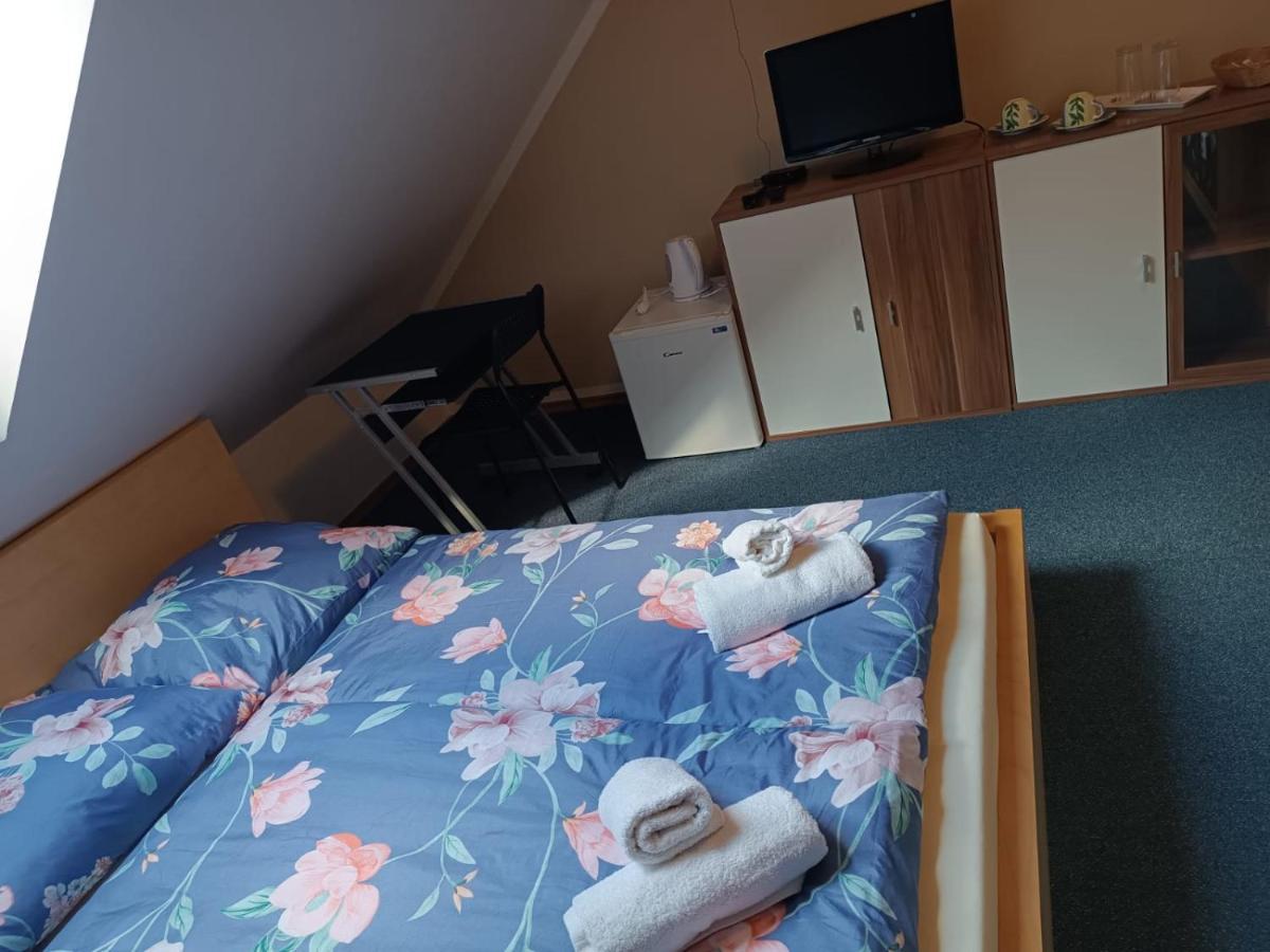 Restaurace a Penzion U Lesa Havířov Esterno foto